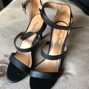 NWOT New strappy heel